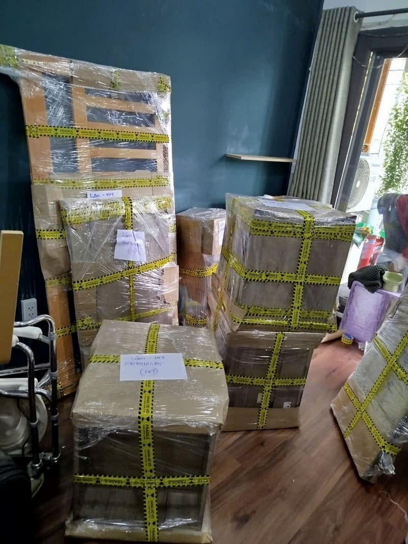 Thành phẩm sau đóng gói là những thùng carton được bọc lớp nilon chống bụi, băng dính cố định và ghi chú phân biệt