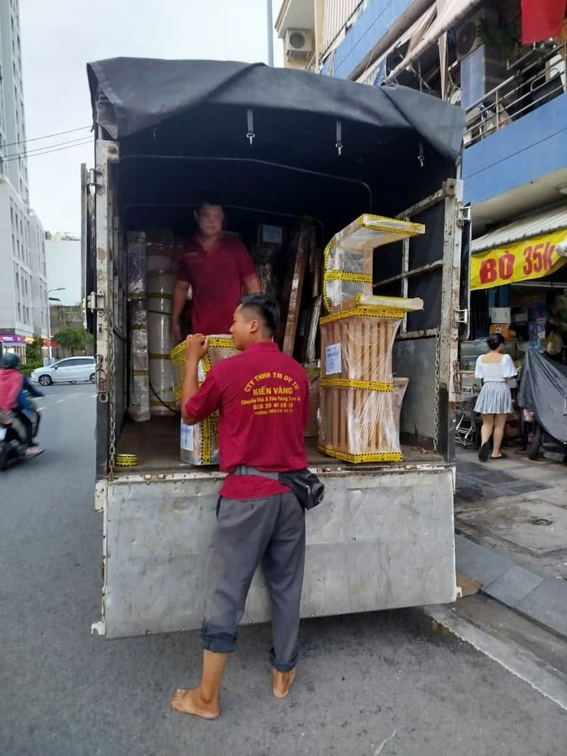 Không phải ai cũng đủ sức khỏe để thực hiện công việc vận chuyển, khuân vác