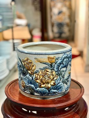 Bát hương thường được làm bằng gốm hoặc bằng sứ