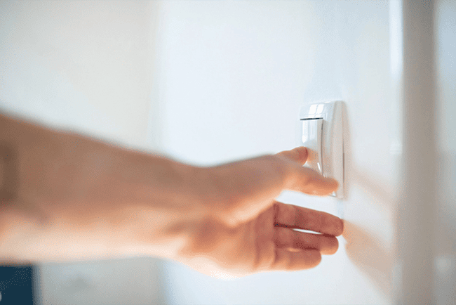 Một trong những điều cấm kỵ khi về nhà mới là để nhà tối, hãy bật hết đèn khắp nhà