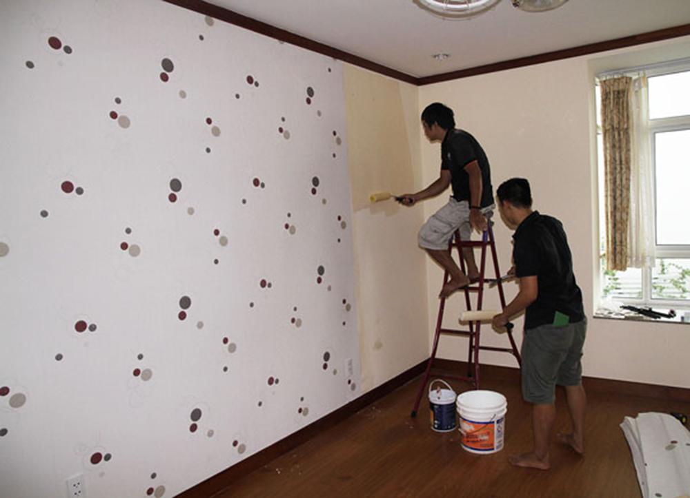 Dùng sơn hoặc giấy dán tường để tân trang lại phòng trọ của bạn