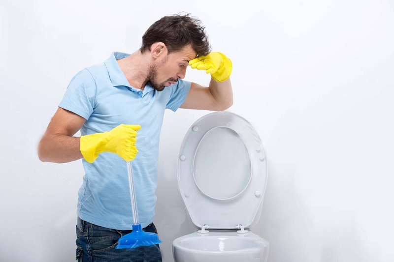 Có nhiều nguyên nhân gây ra vết ố vàng cho nhà vệ sinh